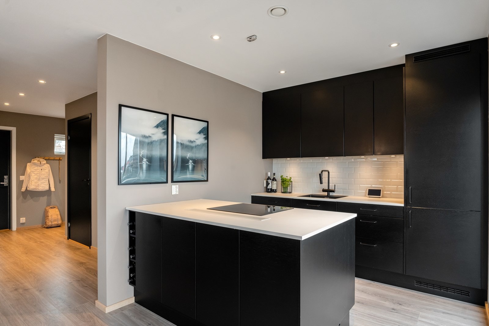 Kjøkkenet har integrert stekeovn, platetopp, oppvaskmaskin og kjøleskap/frys, samt nedfelt ventilator Galleribilde