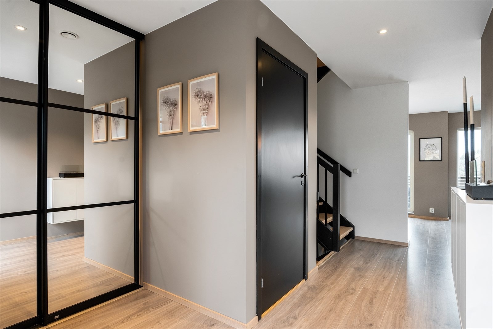 Entré/gang med stor skyvedørsgarderobe Galleribilde