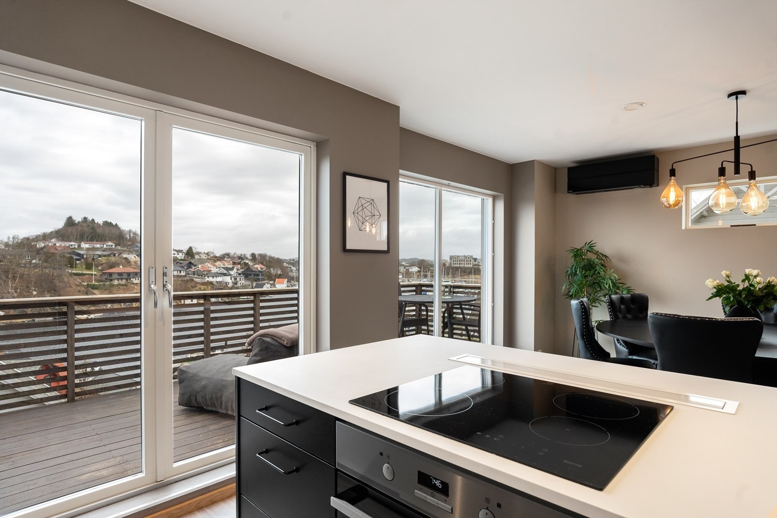 Boligen holder et moderne og stilrent utrykk Galleribilde