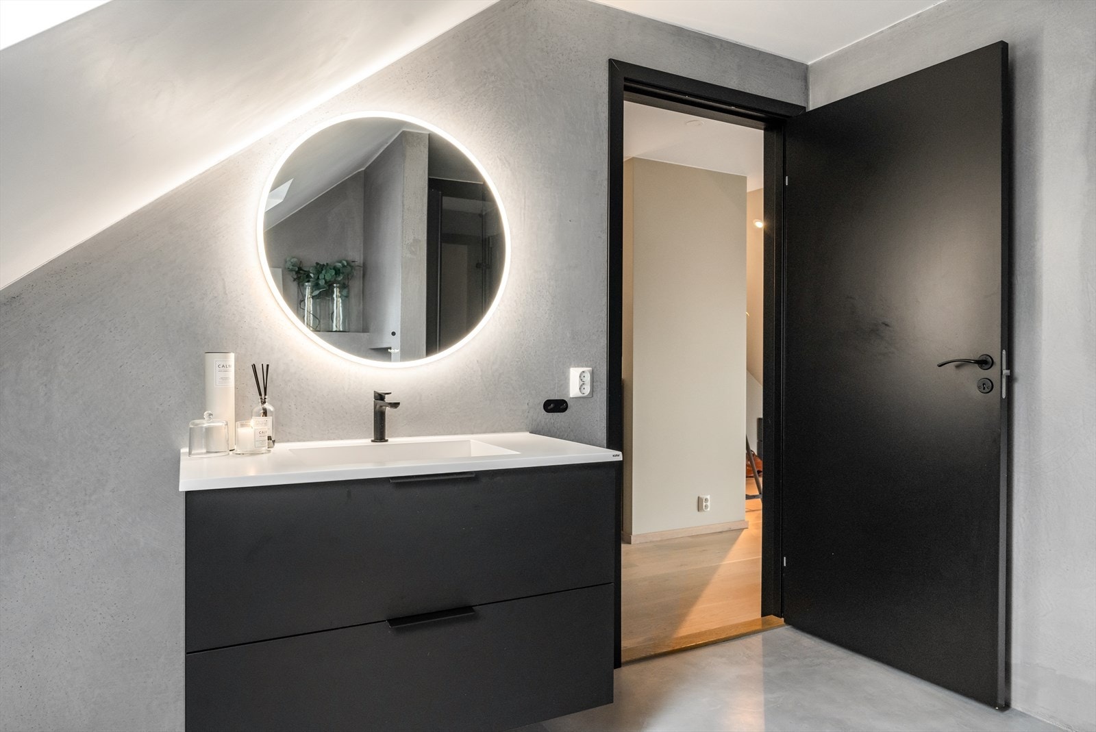 Delikat baderom med microsement på gulv og vegger Galleribilde