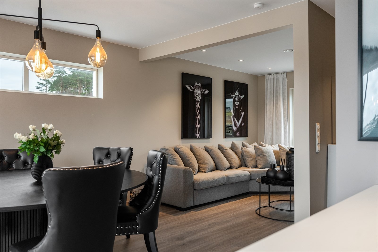 Utstrakt bruk av downlights i tak Galleribilde