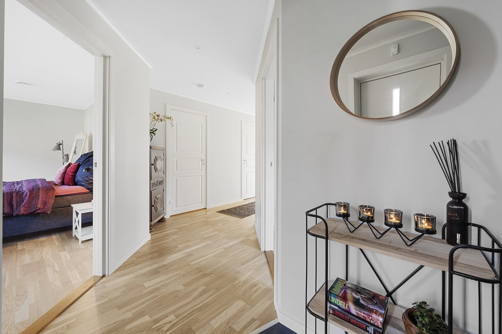 Fra hyggelig, overbygget inngangsparti, trer du inn i en lys entré med god plass til sko og yttertøy Galleribilde