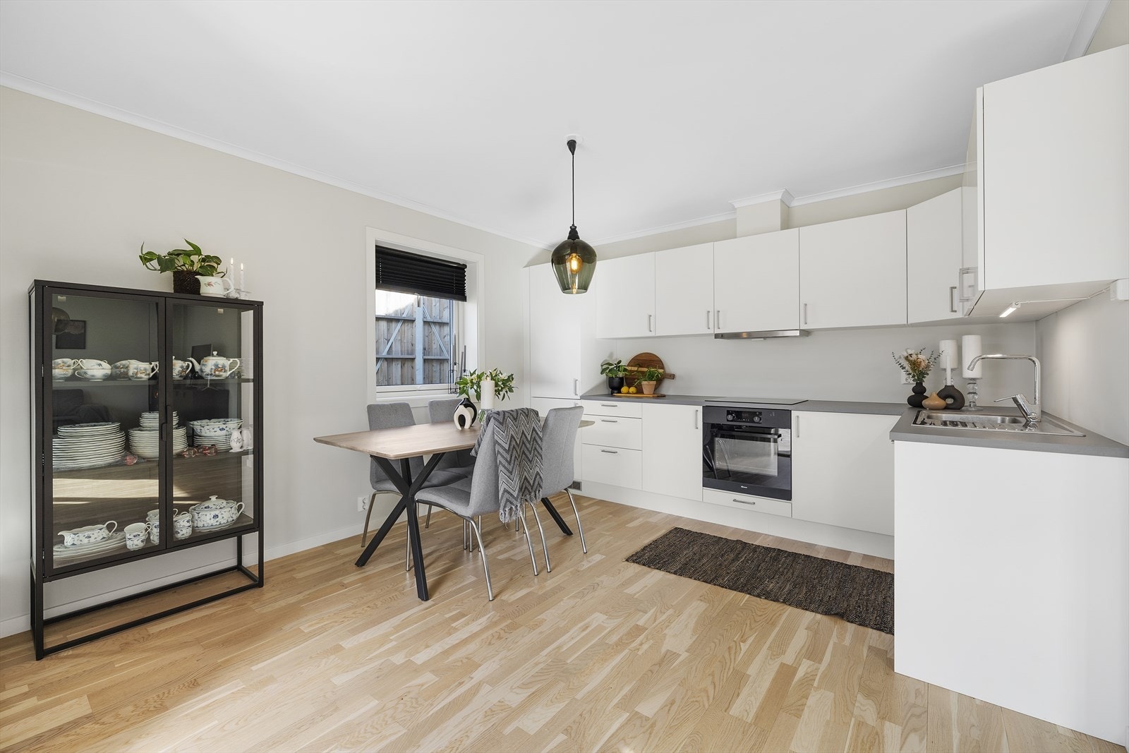 Pent kjøkken med integrerte hvitevarer Galleribilde