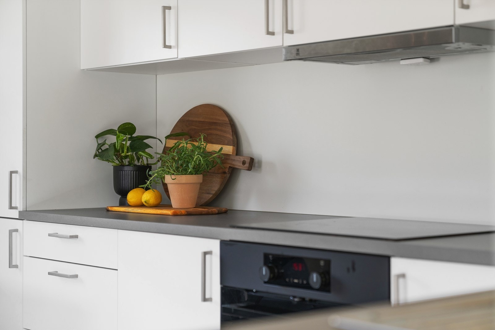 Innredningen har godt med oppbevaringsplass, samt gode arbeidsflater Galleribilde