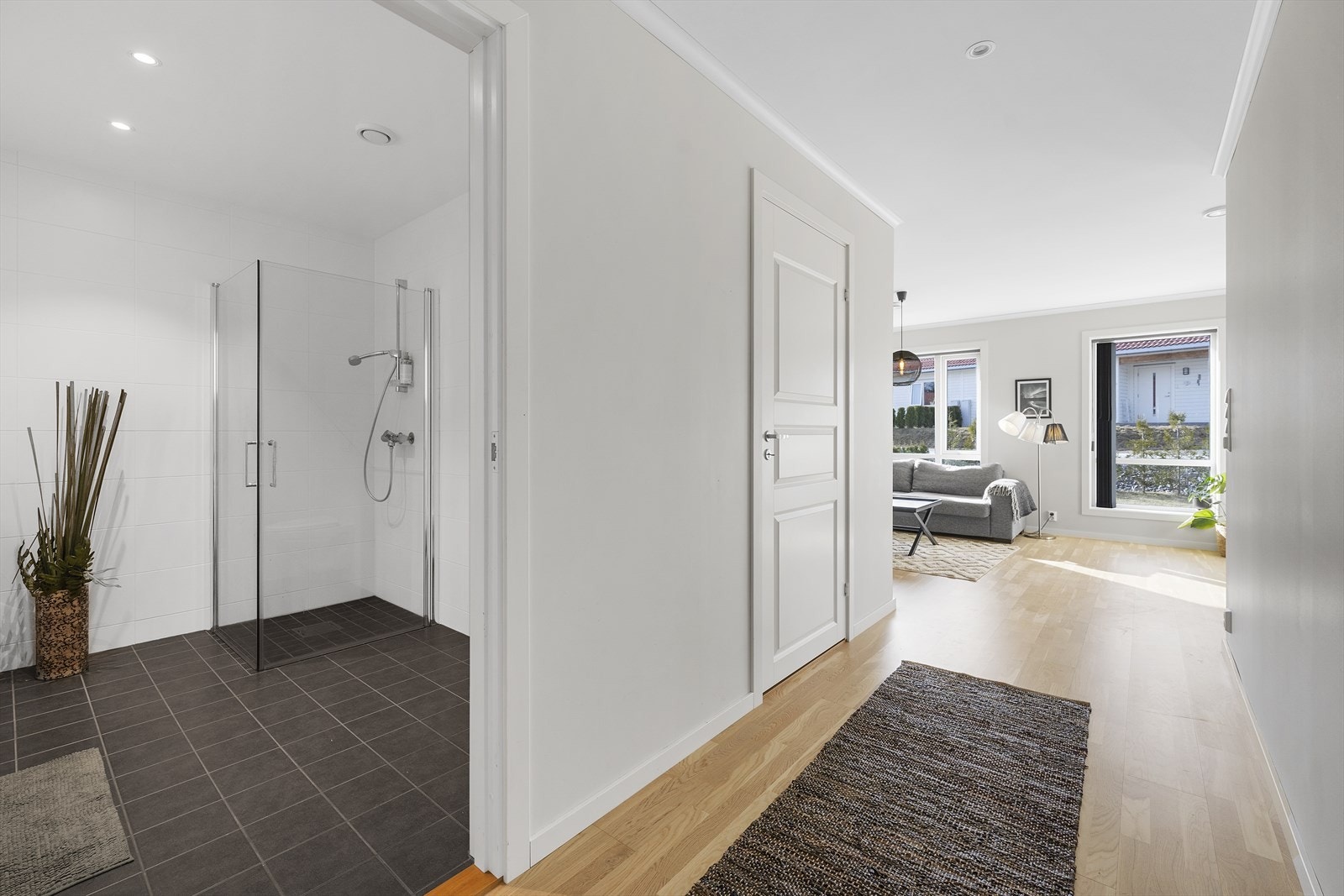 Entréen har flislagt gulv med varmekabler. Fra entré har du videre tilgang til to soverom, samt gang som leder videre til de øvrige rommene Galleribilde