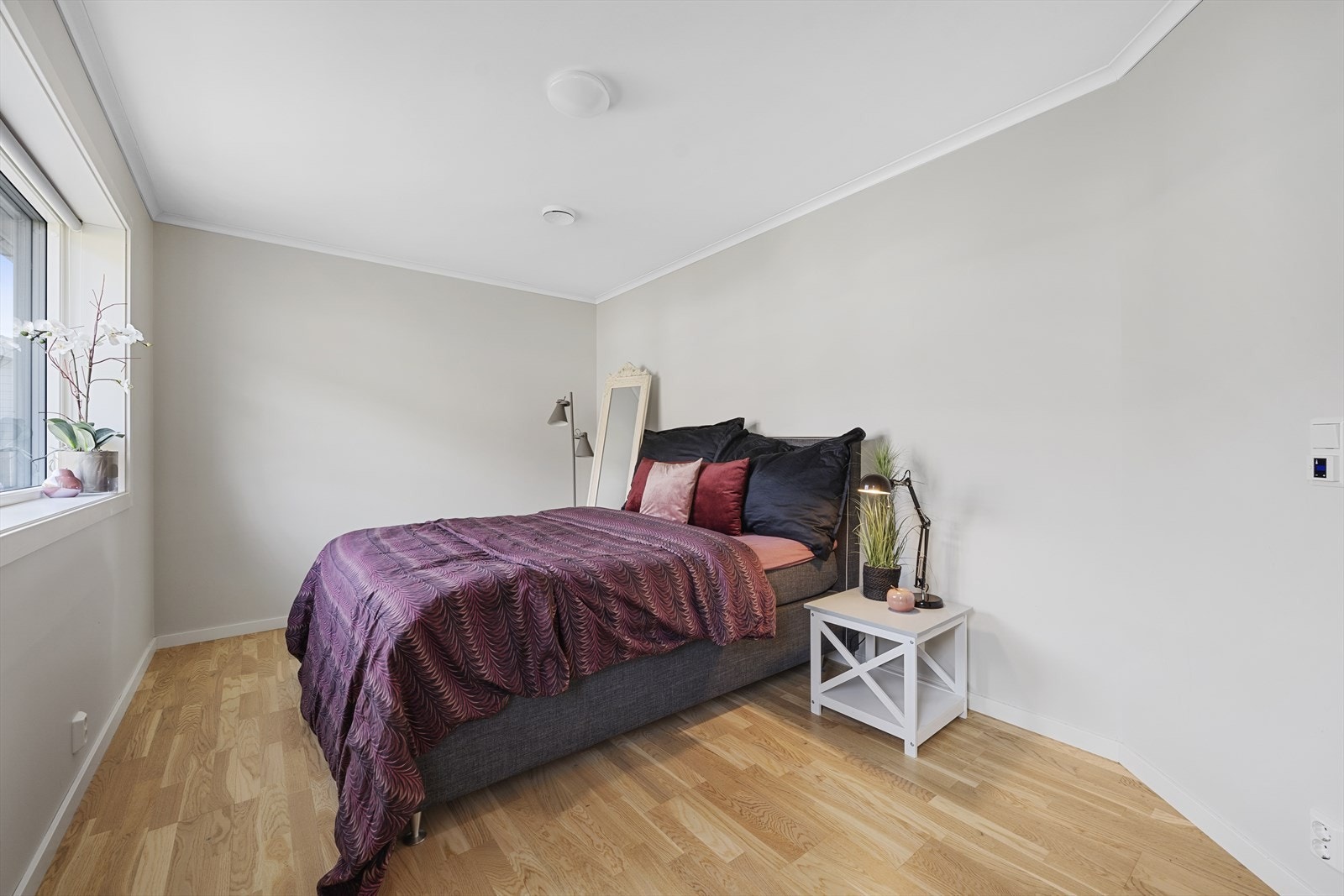 Romslig hovedsoverom med god plass til dobbeltseng, nattbord og garderobeløsning Galleribilde