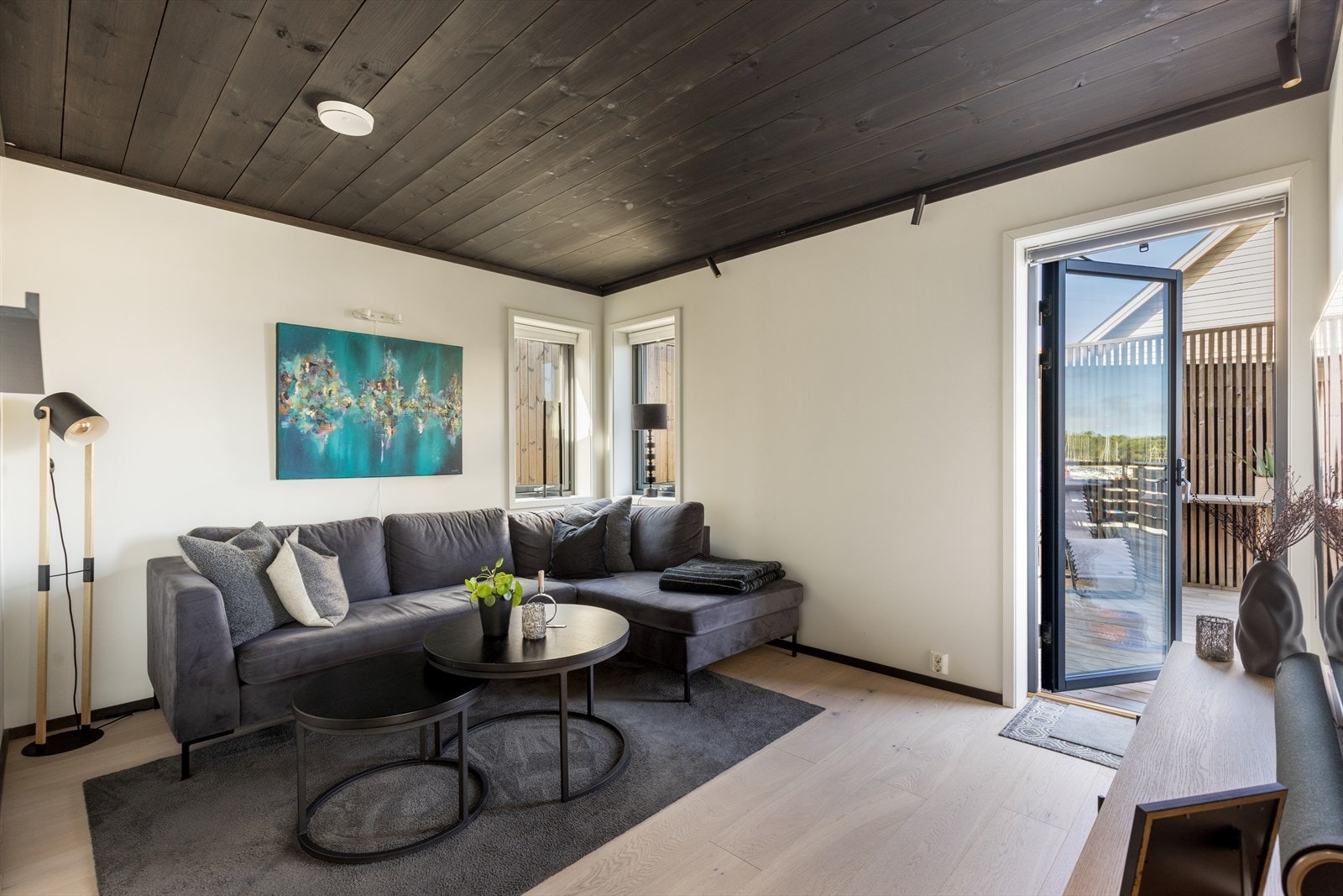 Herfra er det utgang til østvendt terrasse hvor morgenkaffen kan nytes med oversikt mot båthavna og båttrafikken i Langesundsfjorden. Galleribilde