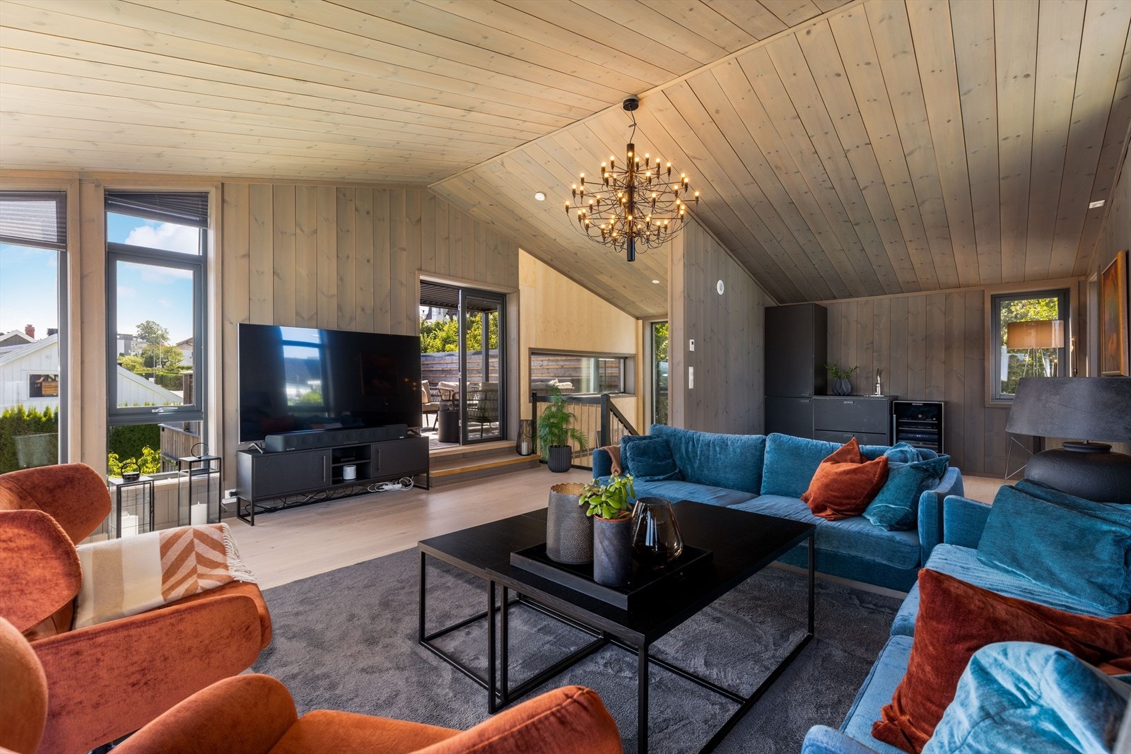 Loftstua har plass til en raus sofagruppe for hyggelige familiekvelder. Utgang til takterrassen med nydelige sol- og utsiktsforhold. Galleribilde