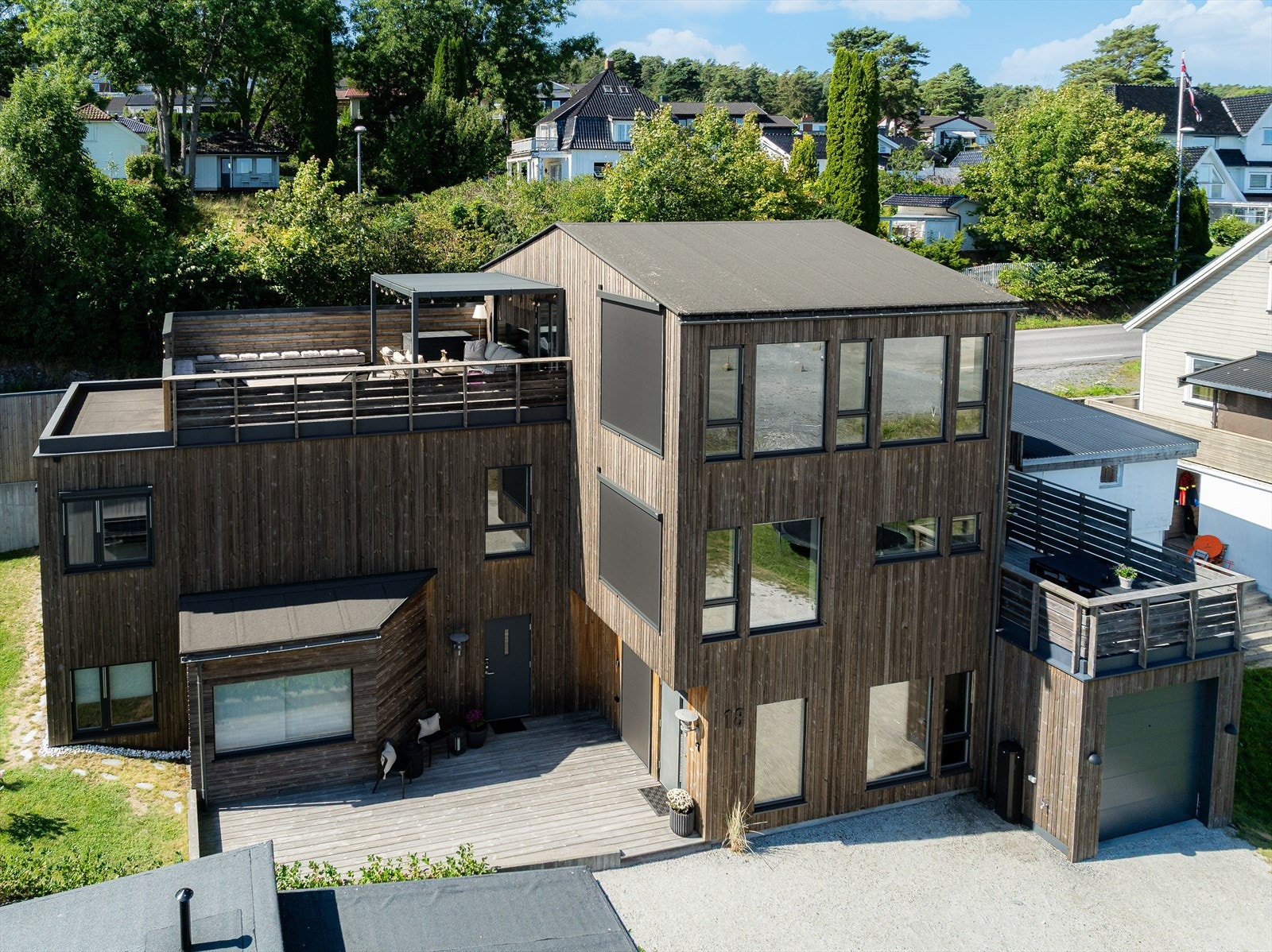 Stoa 18 er en stilfull funkisbolig med utleiemulighet i underetasjen! Galleribilde