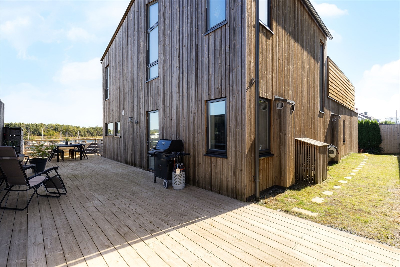 Det er også etablert en lun terrasse i 2. etasje med adkomst fra stua. Galleribilde