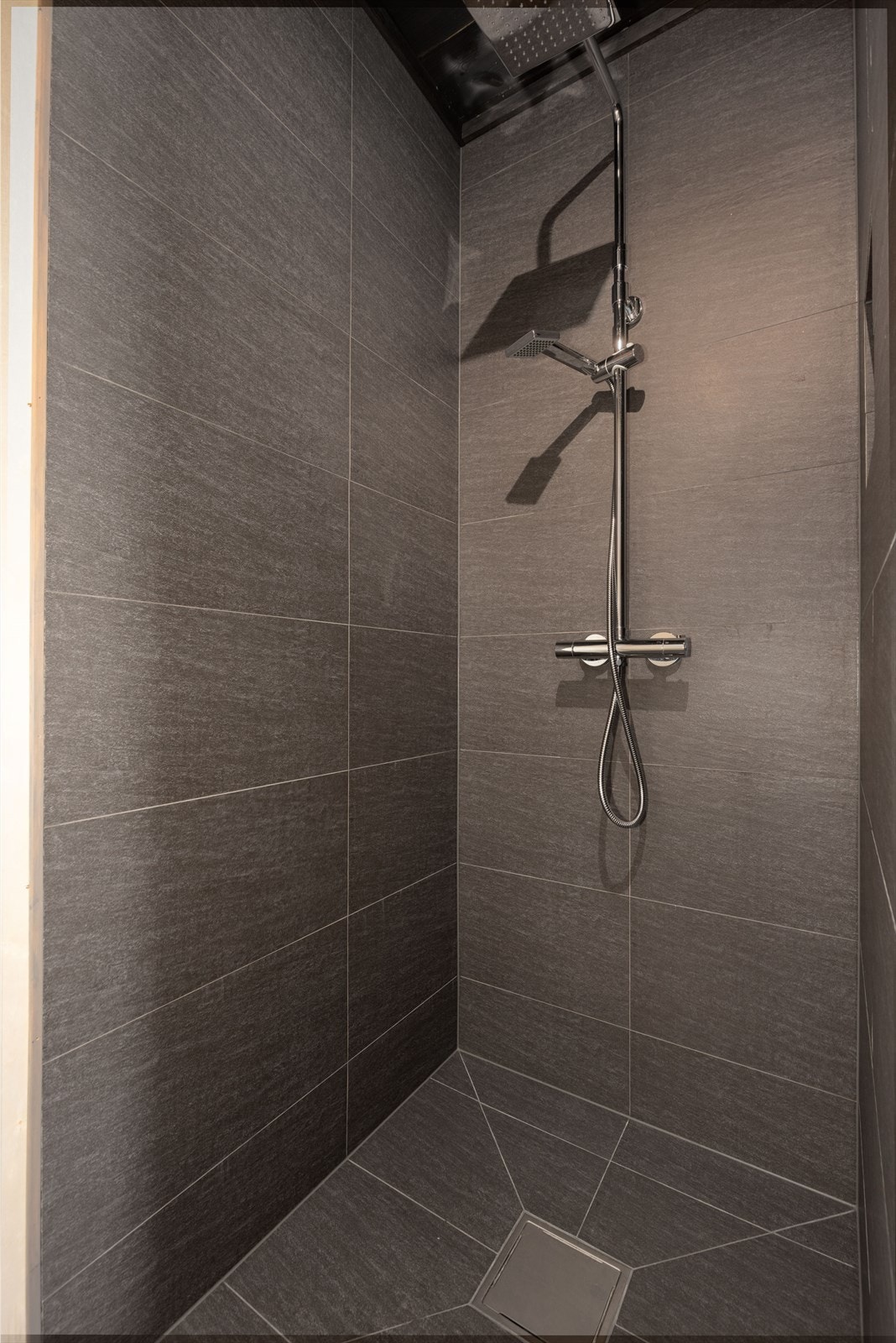 Her er også nedsenket dusjhjørne med blant annet eksklusiv takdusj. Galleribilde