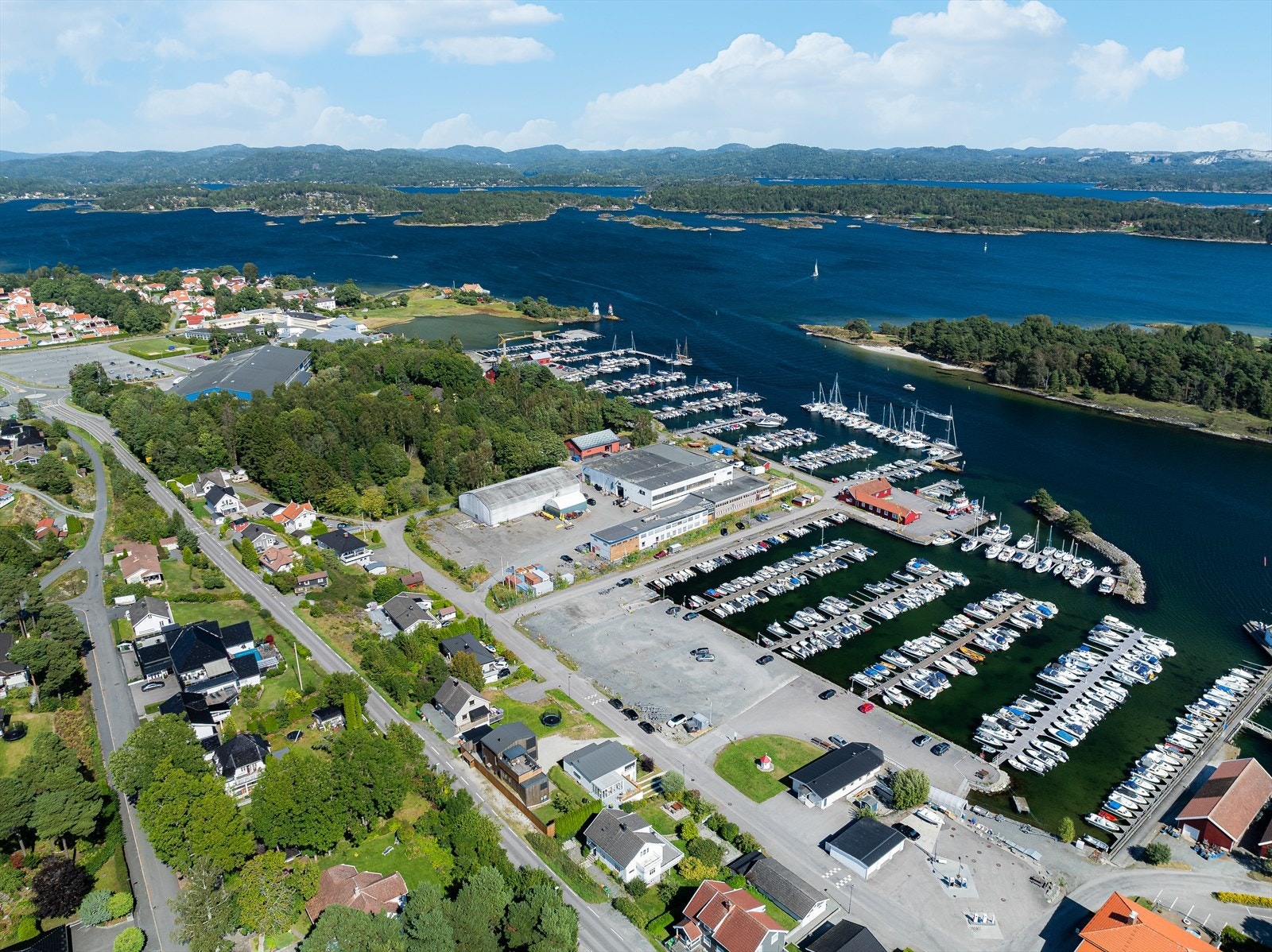 Fra boligen er det kort vei til flere barnehager og Langesund barneskole. Nye Bamble ungdomsskole ligger på Grasmyr, og sto klar til bruk høsten 2021. Galleribilde