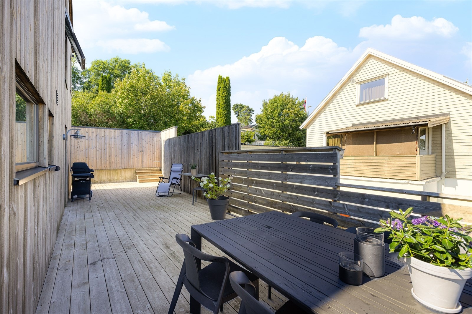 Gode møbleringsmuligheter og støyskjerm mot Stathelleveien sikrer et godt uterom. Galleribilde