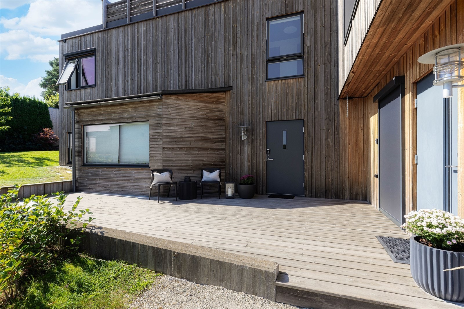 Boligen har et hyggelig inngangsparti hvor det også er terrasse med plass til møblering. Her har begge boenhetene egen inngangsdør. Galleribilde