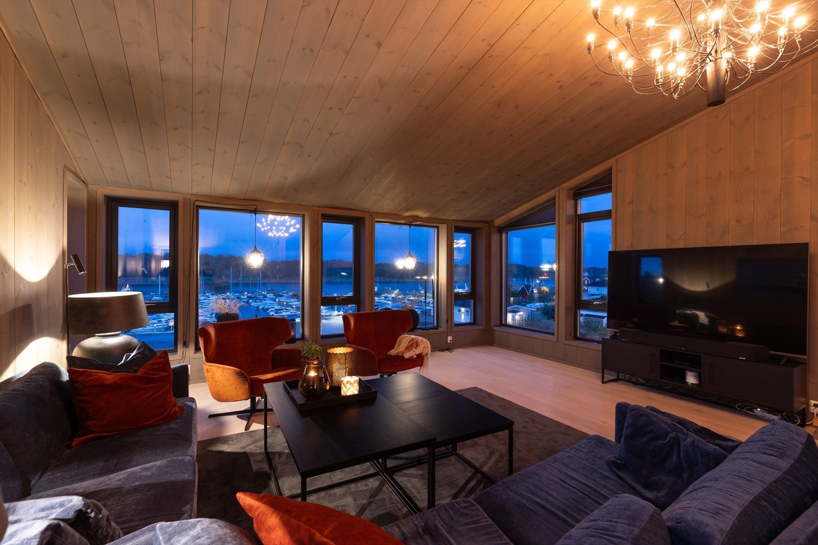 Loftstua har god takhøyde som gir en god og luftig følelse, mens trepanelet gir rommet et lunt og levende uttrykk med et varmt preg. Galleribilde