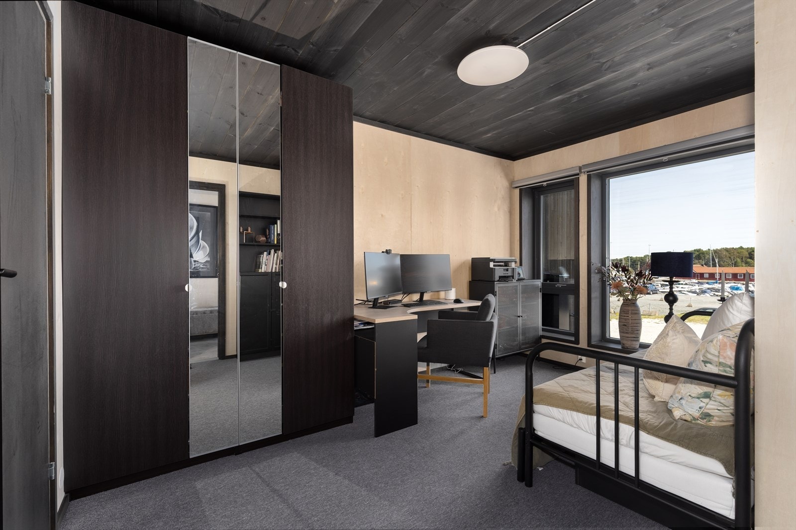 Et av hovedboligens tre soverom ligger i 1. etasje og er av god størrelse og har garderobeskap med speilfelt. Galleribilde