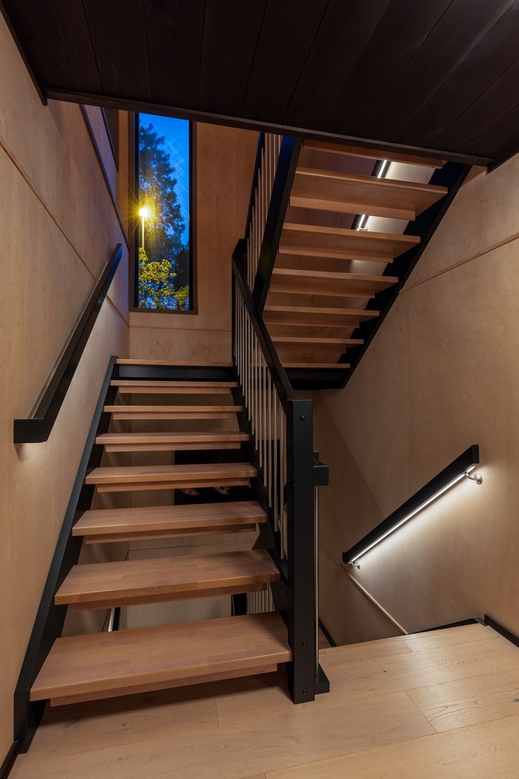 Boligen har sikker, stilfull og dekorativ nattbelysning i trapper. Galleribilde