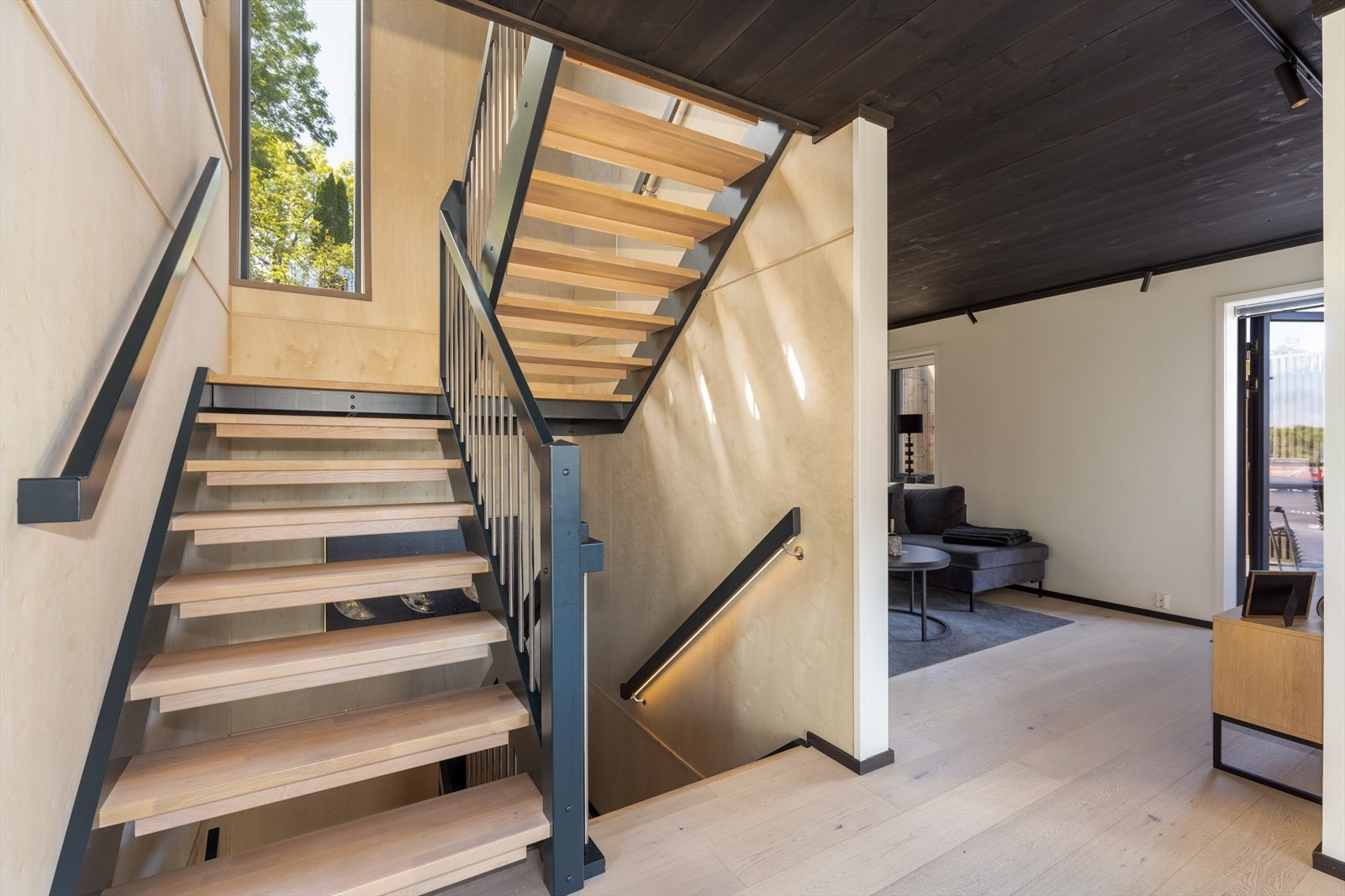 Gangareal på hovedplan med adkomst til stue, kjøkken og soveromsavdeling. Herfra er det trapp videre opp til loftstua og den flotte takterrassen. Galleribilde