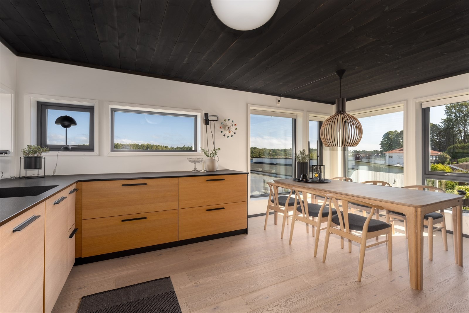 Boligen har et tidsriktig kjøkken med romslig spiseplass og Quick-kjøkkeninnredning. Kjøkkenet har et lett og avslappet uttrykk, med både store og noe mindre vindusflater. Galleribilde