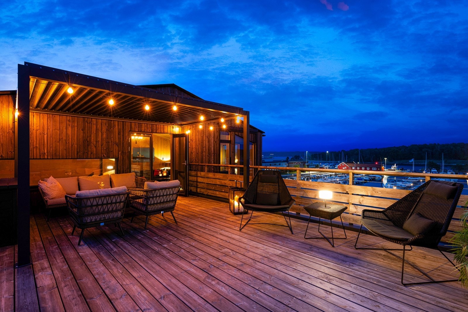 Takterrassen er et høydepunkt, hvor pergolaen som er oppført i 2024 sikrer komfort året rundt. Galleribilde