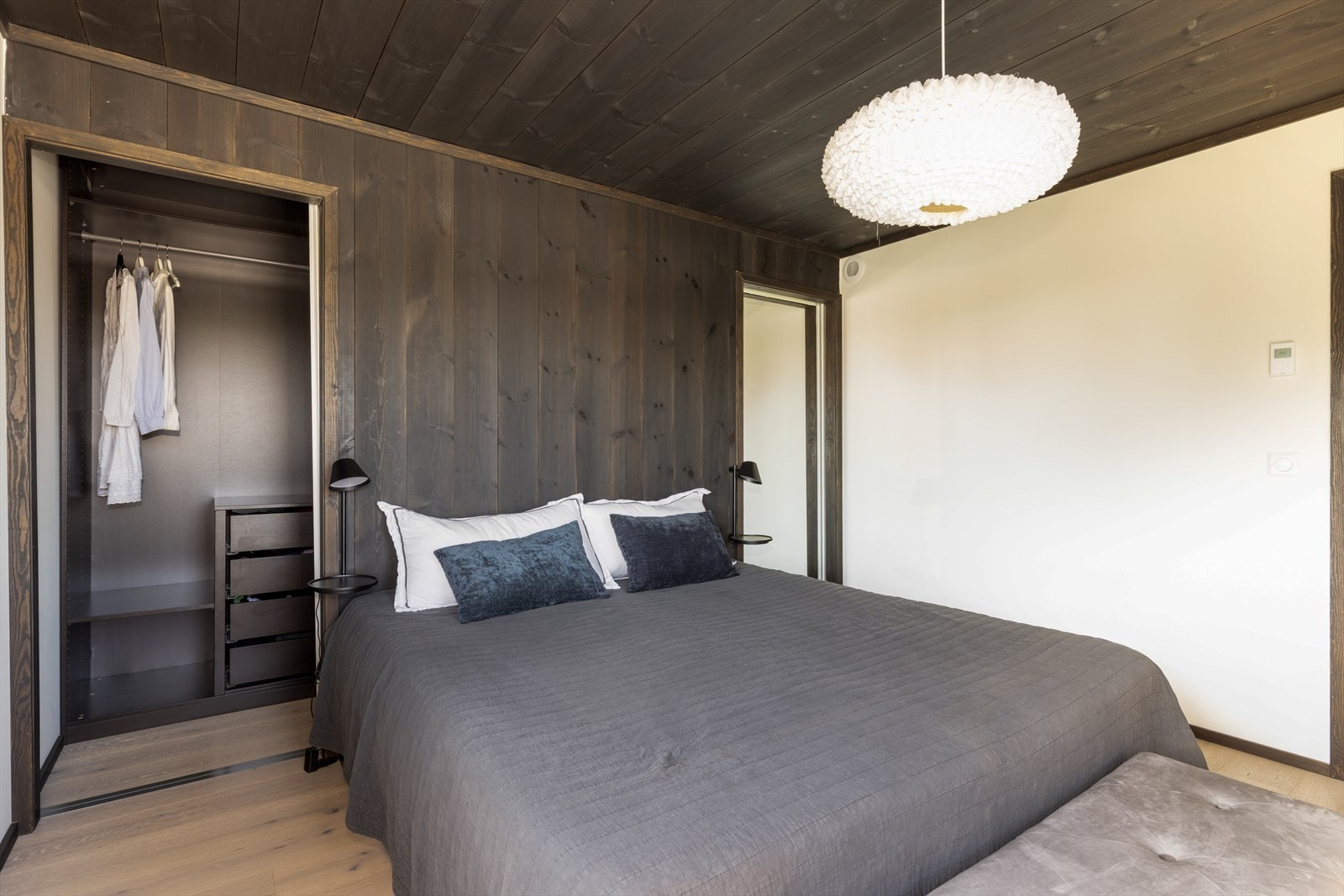 Praktisk og plassbesparende klesoppbevaring innredet med garderobestang, skuffer og hyller. Galleribilde