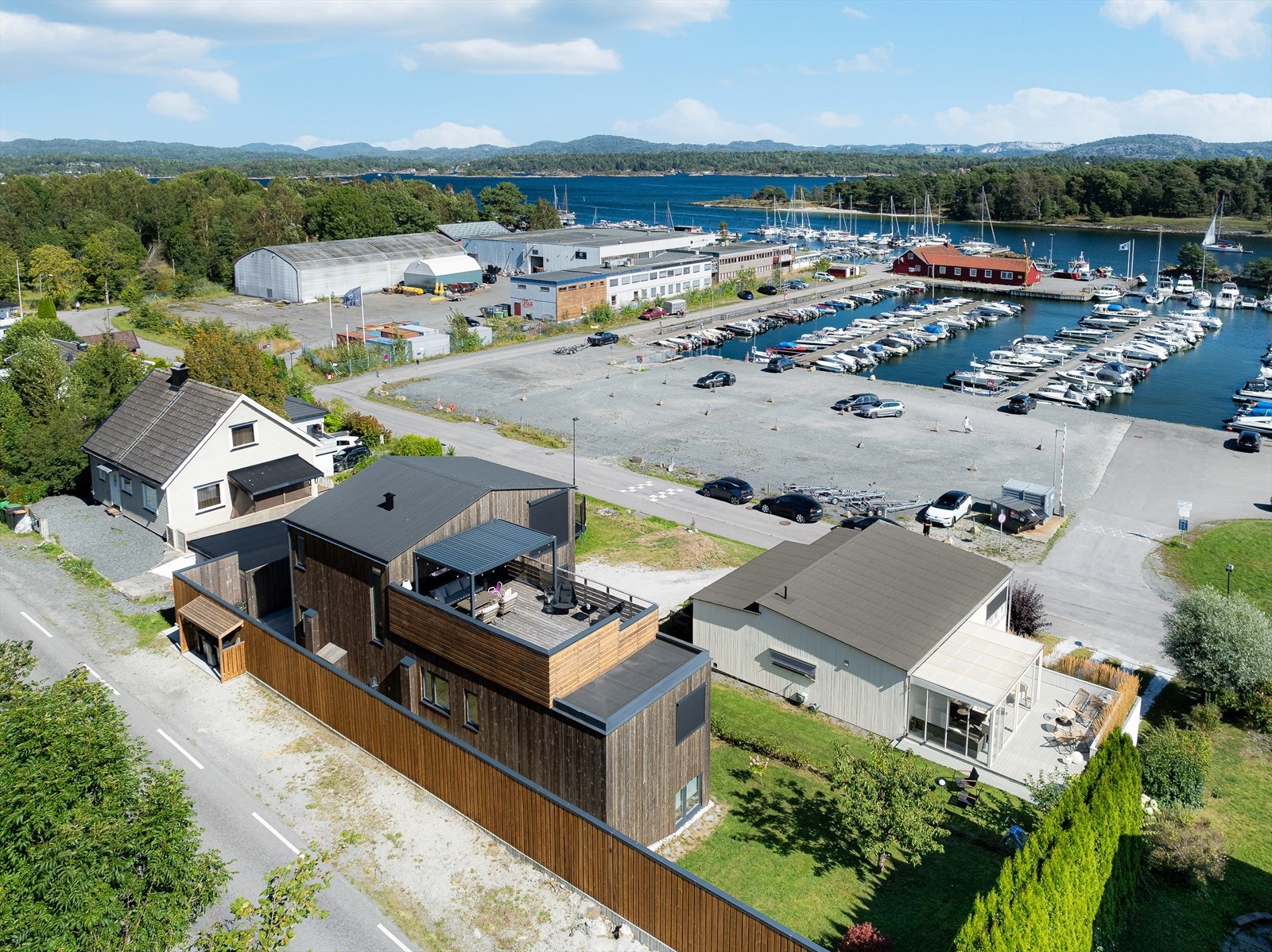 Stoa 18 har en nydelig beliggenhet i et veletablert og sjønært boligområde. Sentral beliggenhet med gangavstand til Langesund sentrum. Galleribilde