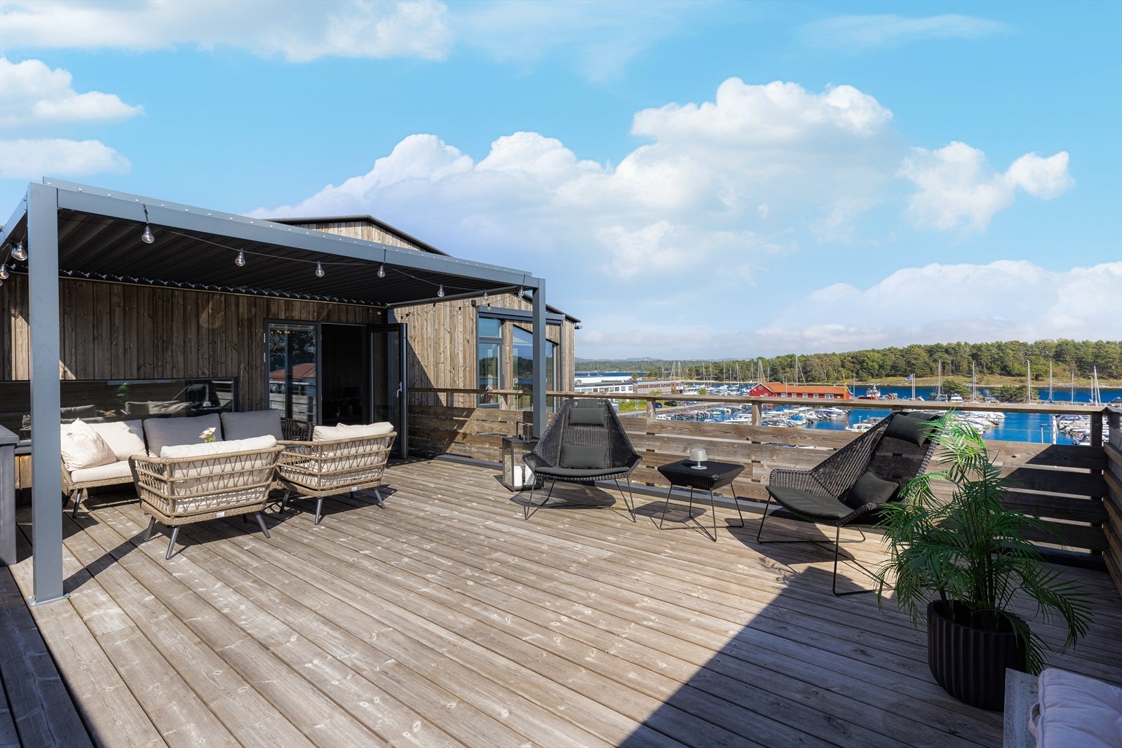 Takterrassen har gode solforhold og nydelig utsikt mot småbåthavna og den nydelige skjærgården. Galleribilde