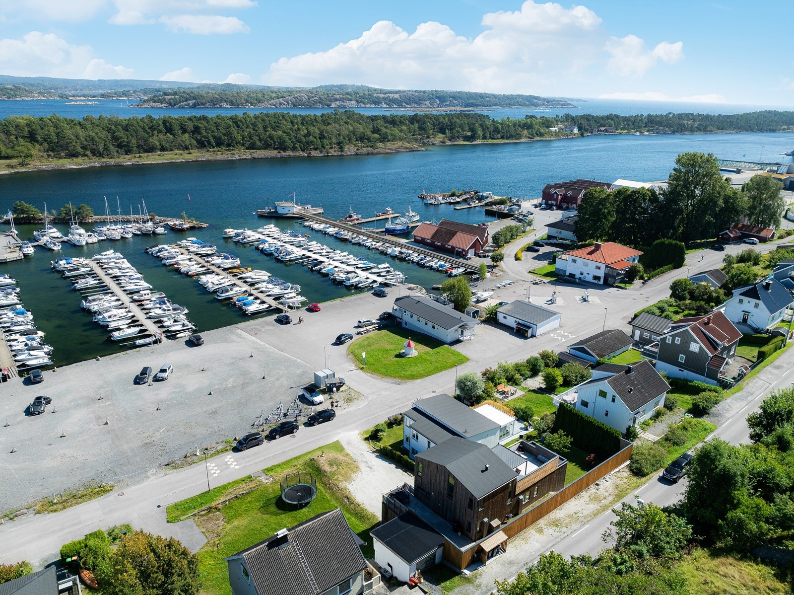 Her har du sjøen som nærmeste nabo, som gir tilgang på en rekke aktiviteter med utgangspunkt i egen hage - enten du like å bade, sole deg, padle eller kjøre båt/vannscooter. Galleribilde