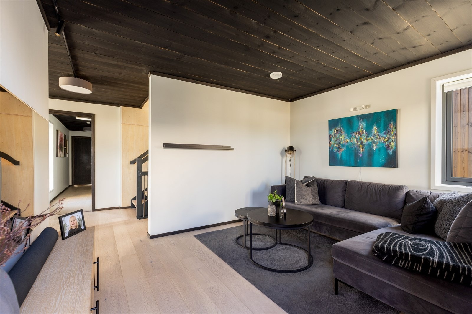 Lys og koselig stue med plass til ønsket møblering. Galleribilde