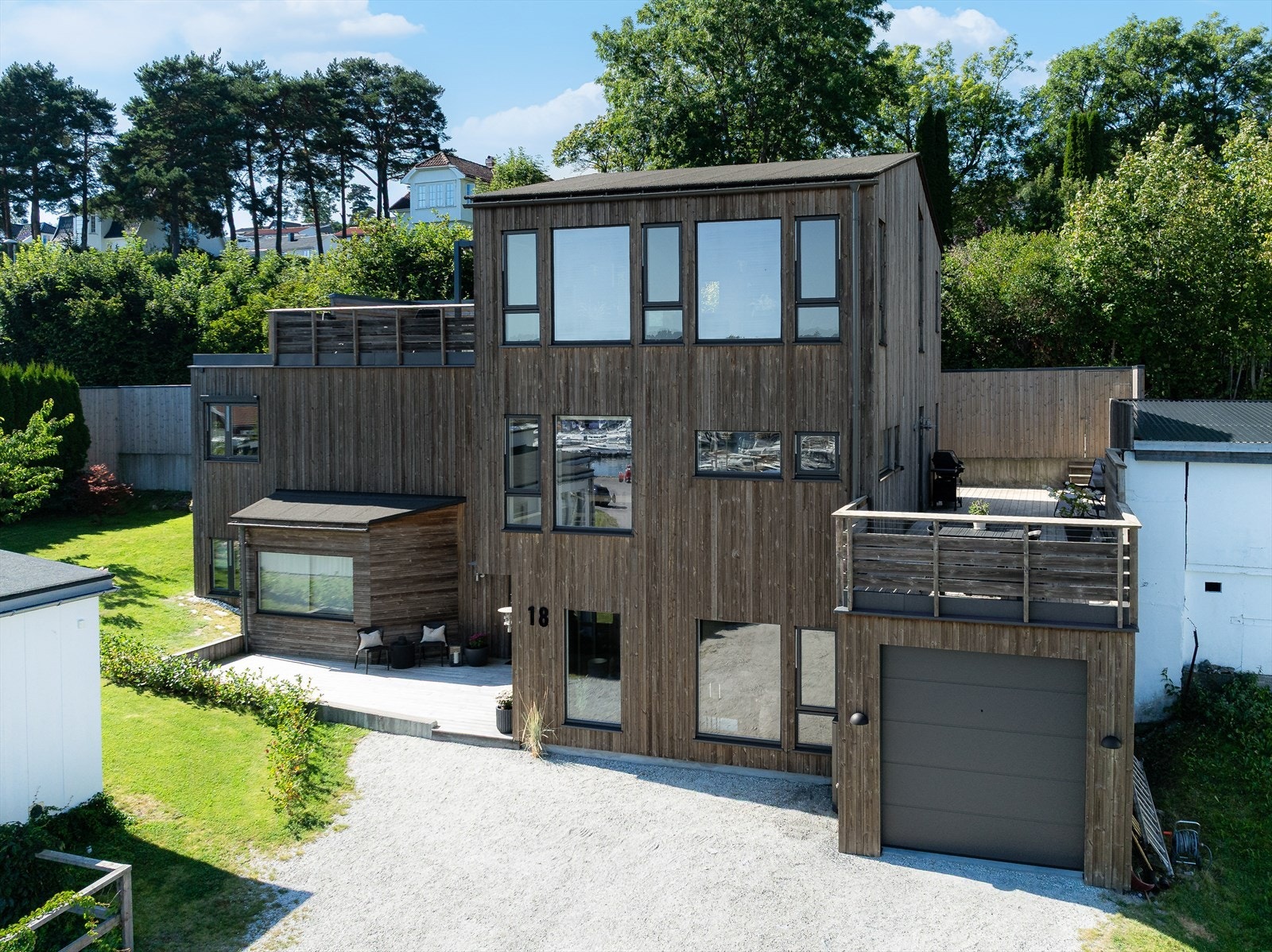 Det er montert screens på deler av vinduene, som med et nøytralt utseende integreres i fasaden på en lekker og stilfull måte samtidig som det gir god innetemperatur. Galleribilde