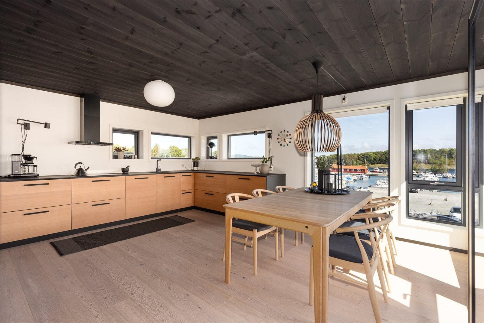 Denne moderne boligen kombinerer moderne utførelse og praktiske løsninger, med gjennomgående bruk av vannbåren varme i alle etasjer. Galleribilde