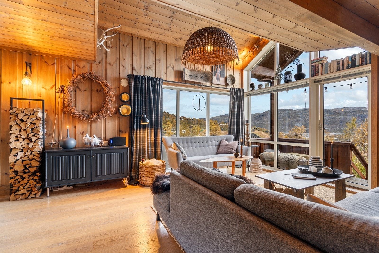 Store vindusflater gir rikelig med naturlig lys og vakker utsikt mot de naturskjønne omgivelsene. Galleribilde