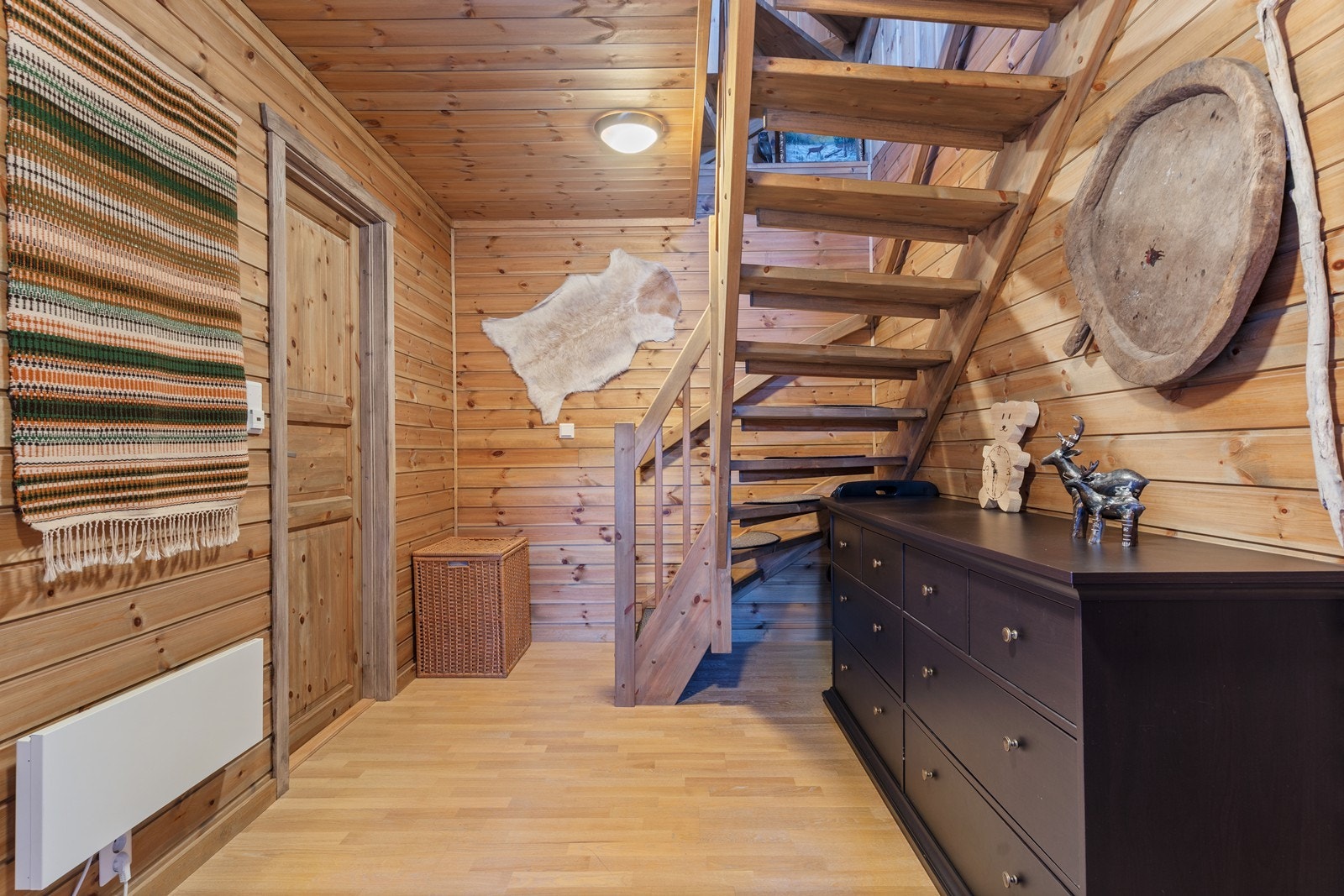 Luftig gang med trapp opp til hovedetasjen. Galleribilde