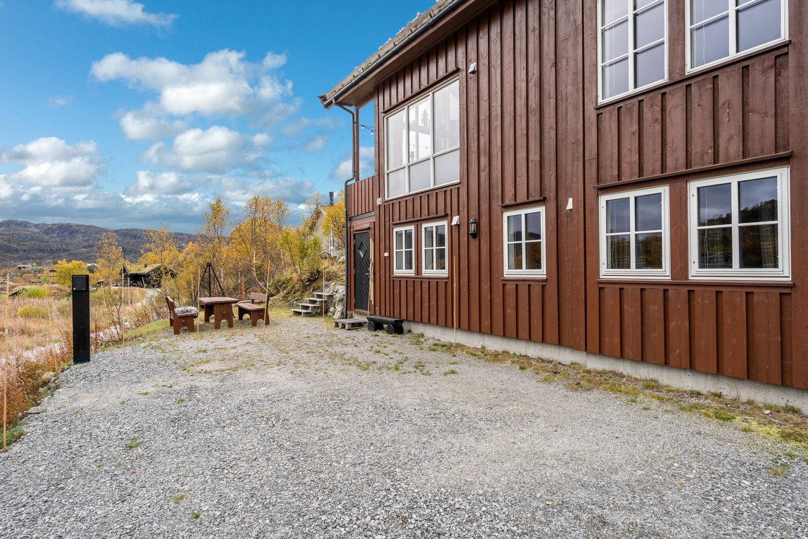 Stort gruslagt gårdsrom. Galleribilde