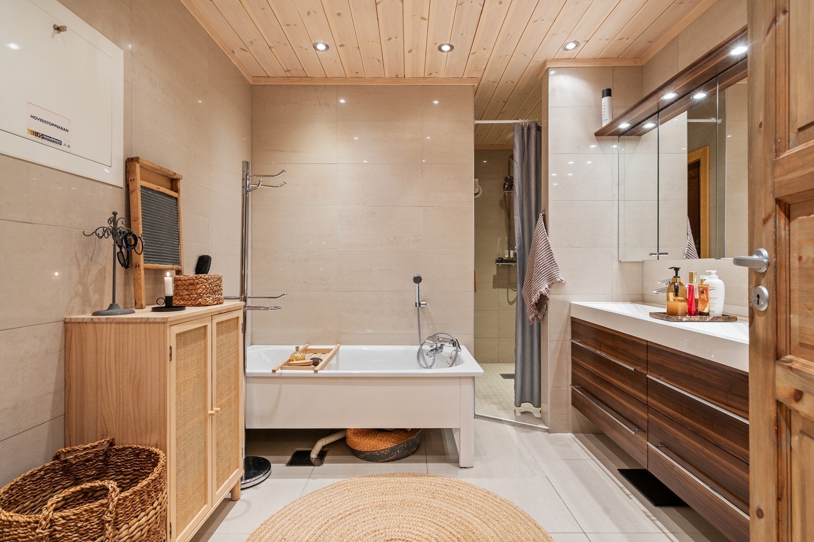 Moderne bad med helflislagte vegger og gulv som gir et elegant uttrykk. Galleribilde