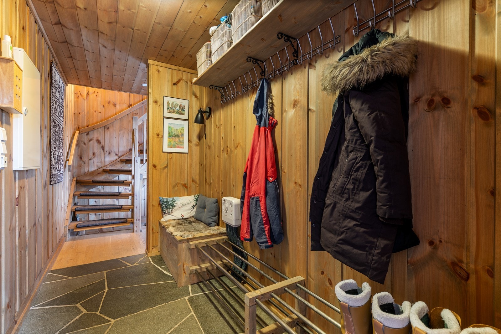 Entrè med vakker og slitesterk skifer som både er praktisk og gir et eksklusivt førsteinntrykk. Galleribilde