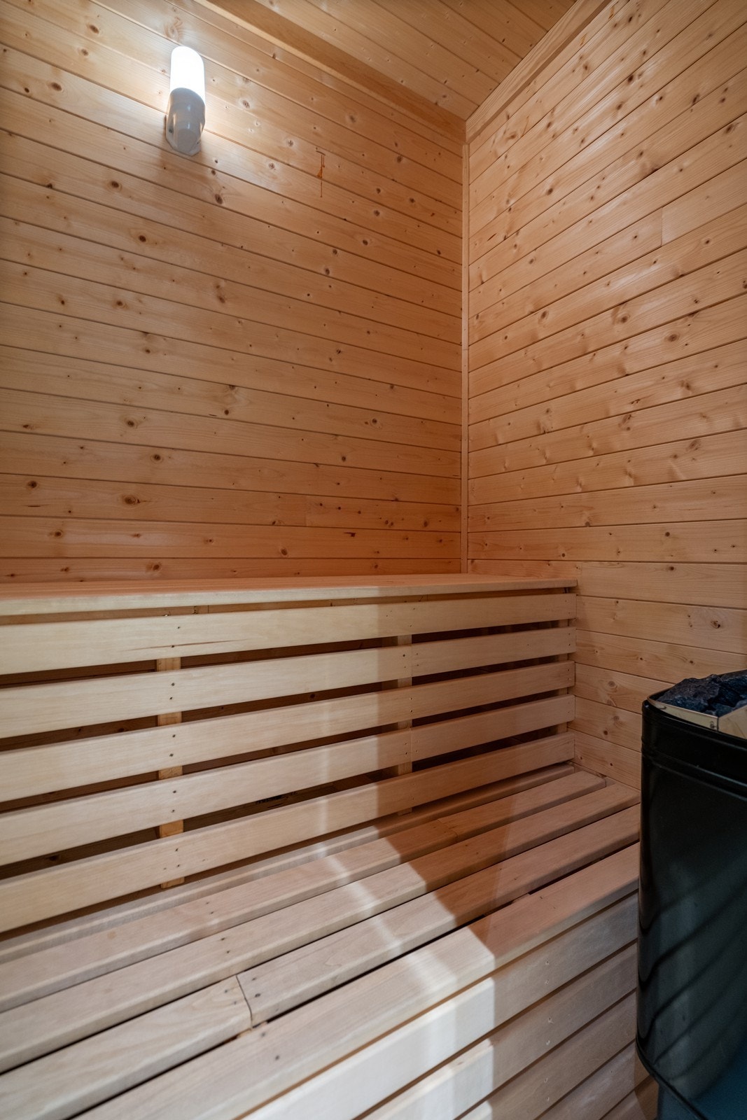 Fra badet er det inngang til badstue - et rom perfekt for avslapning og velvære etter en lang dag. Galleribilde