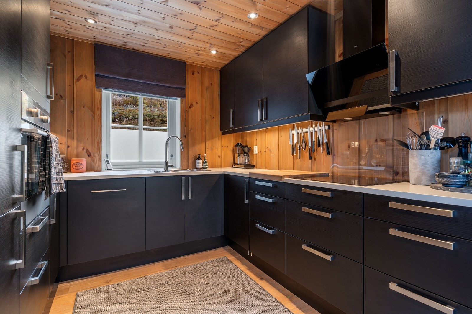 Kjøkkenet er godt utnyttet og har stilige detaljer som gir et eksklusivt preg. Galleribilde