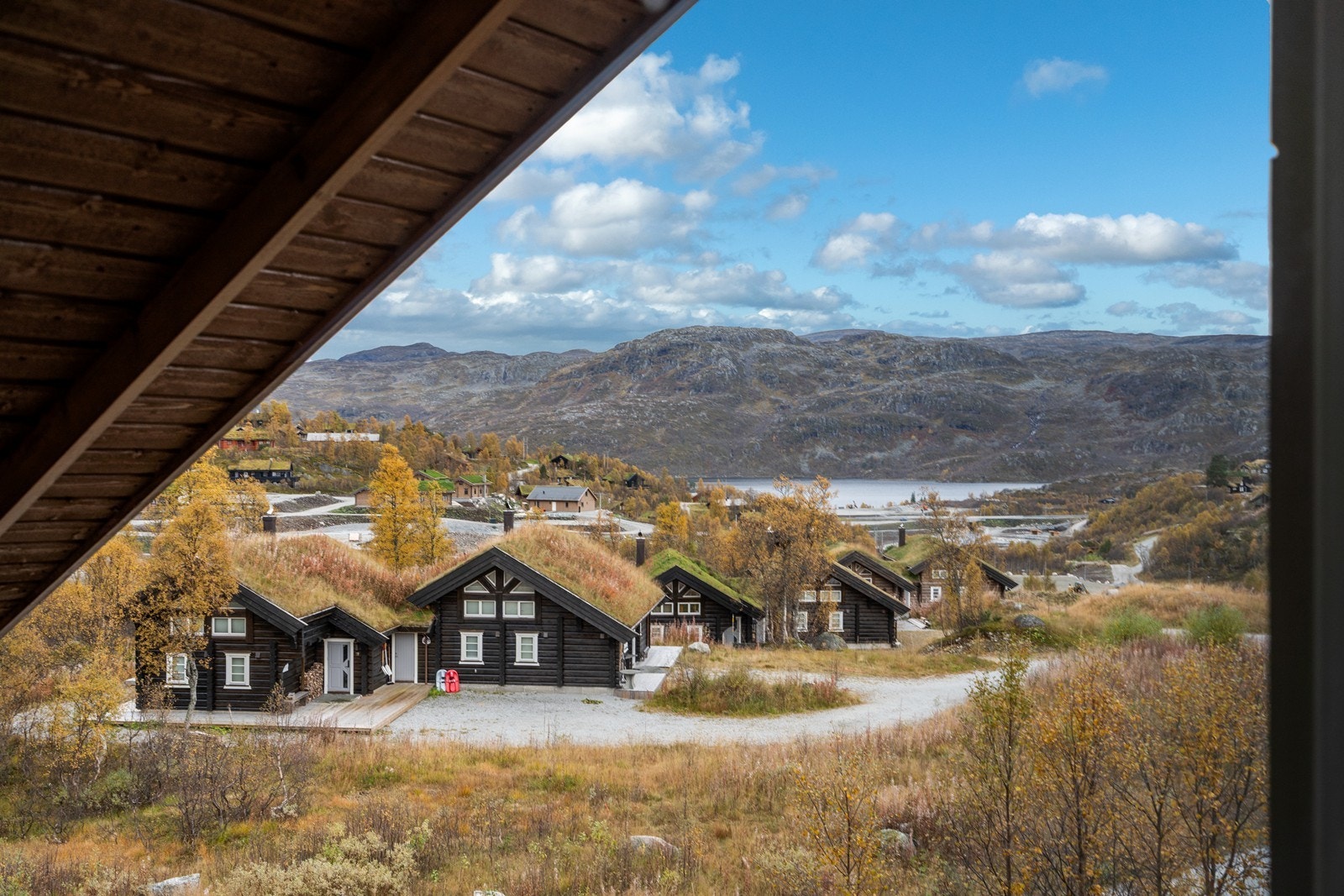Fra hemsens vindu har du flott utsikt mot de vakre omgivelsene utenfor. Galleribilde