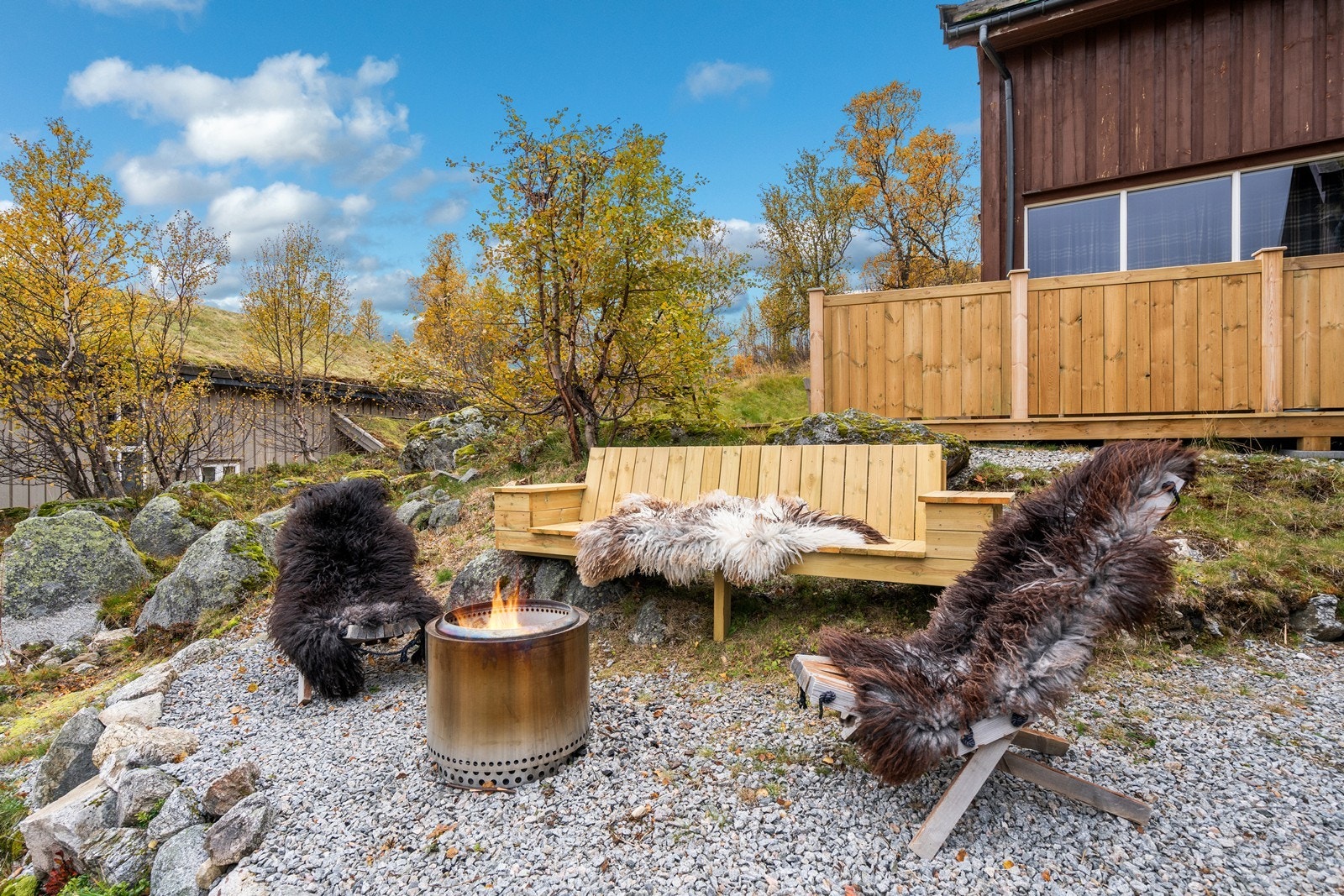 Velutformet uteområde med ulike soner for hygge og samvær. Galleribilde