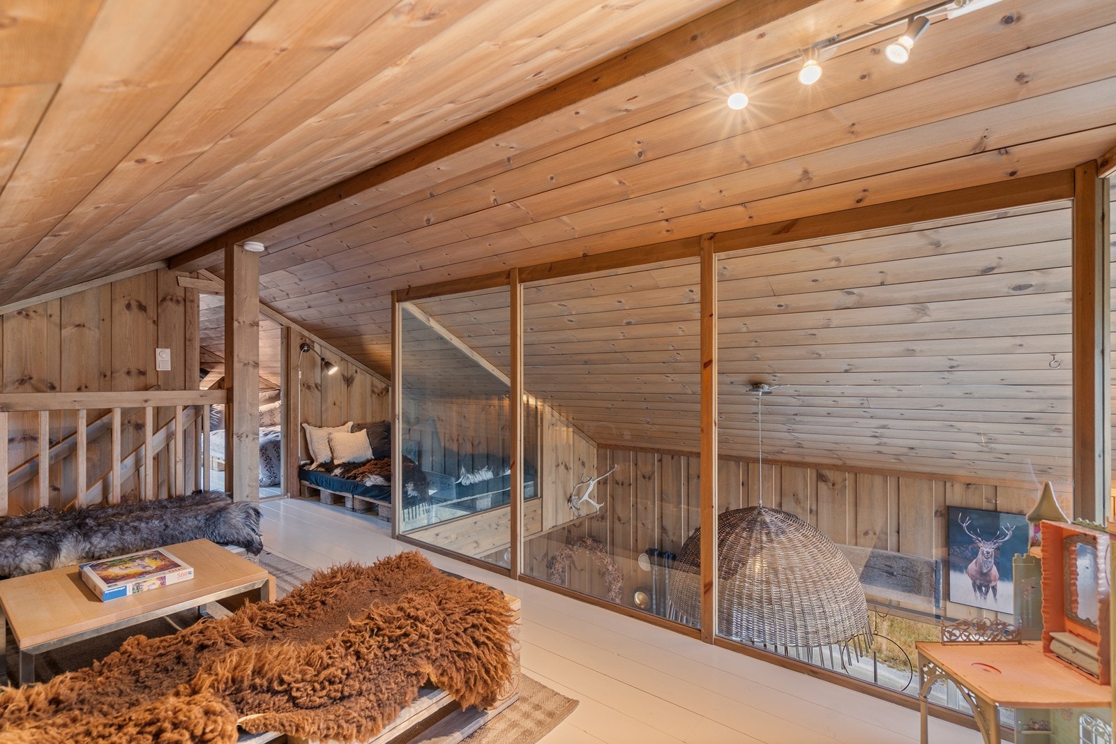 Hemsen gir ekstra areal med mange muligheter - i dag brukt som lekerom og soveplass, men kan enkelt tilpasses etter behov. Galleribilde