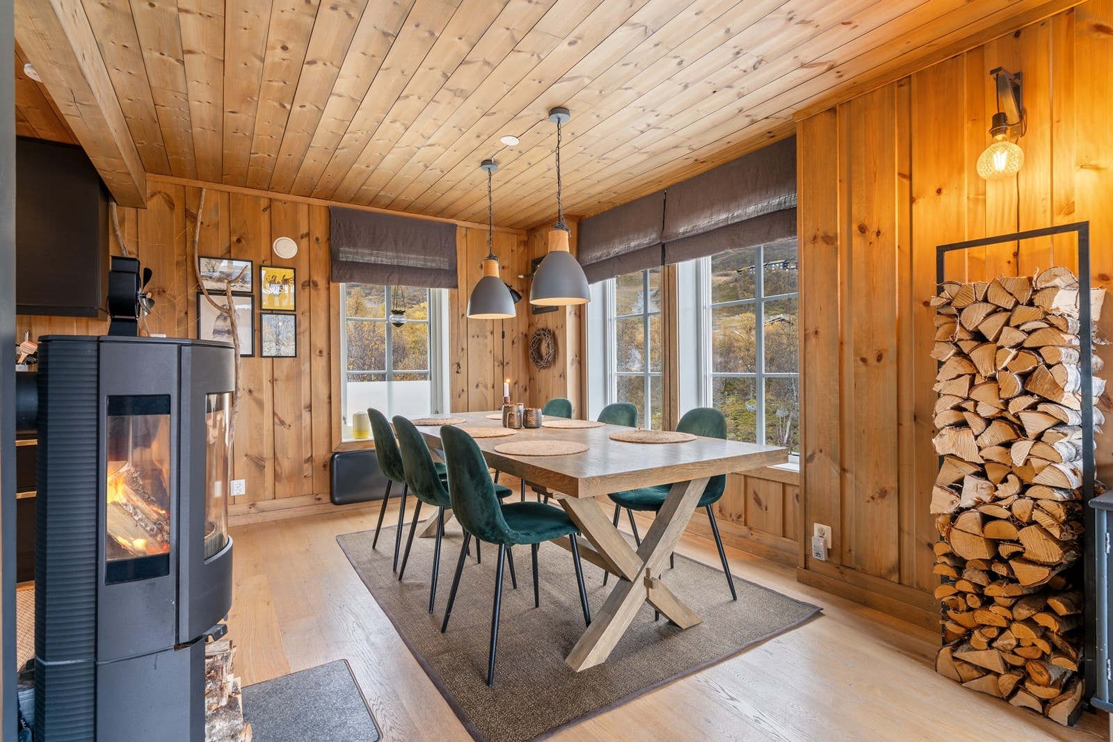 Her kan måltidene nytes ved den varme peisen som skaper en lun atmosfære. Galleribilde