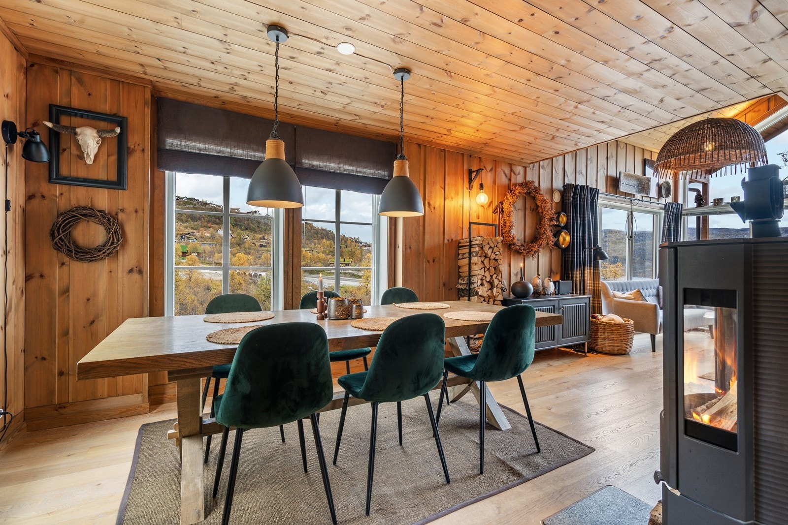 Hytta har en romslig og hyggelig spisestue med god plass til hele familien. Galleribilde