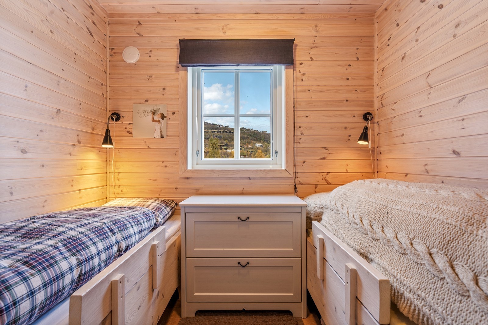 Soverom av god størrelse, smart utnyttet med to enkeltsenger og kommode. Galleribilde