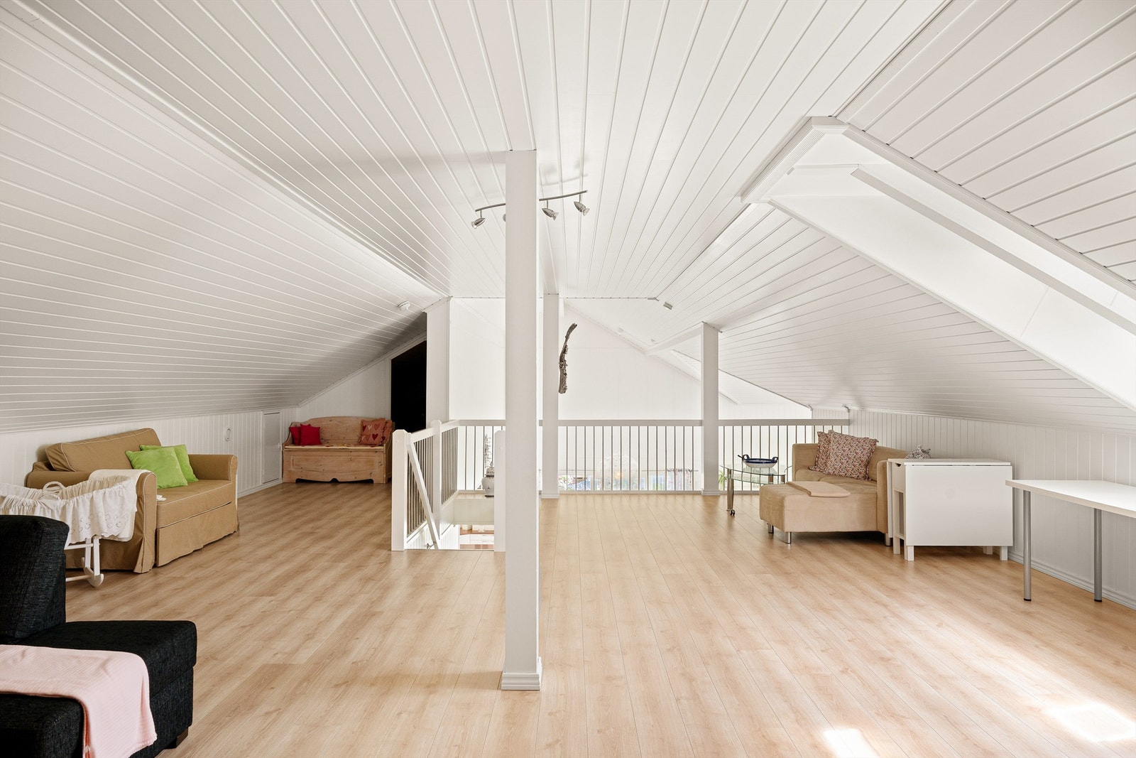 Hemsen har nesten 70 kvm. gulvflate og flere bruksmuligheter; eksempelvis som TV-stue, lekestue og hjemmekontor - eller en kombinasjon. Galleribilde