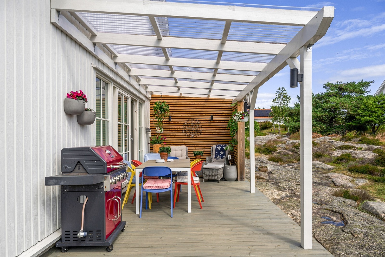 Rett ut fra kjøkkenet kan både morgenkaffen og helgefrokosten enkelt tas med til terrassens østside. Galleribilde