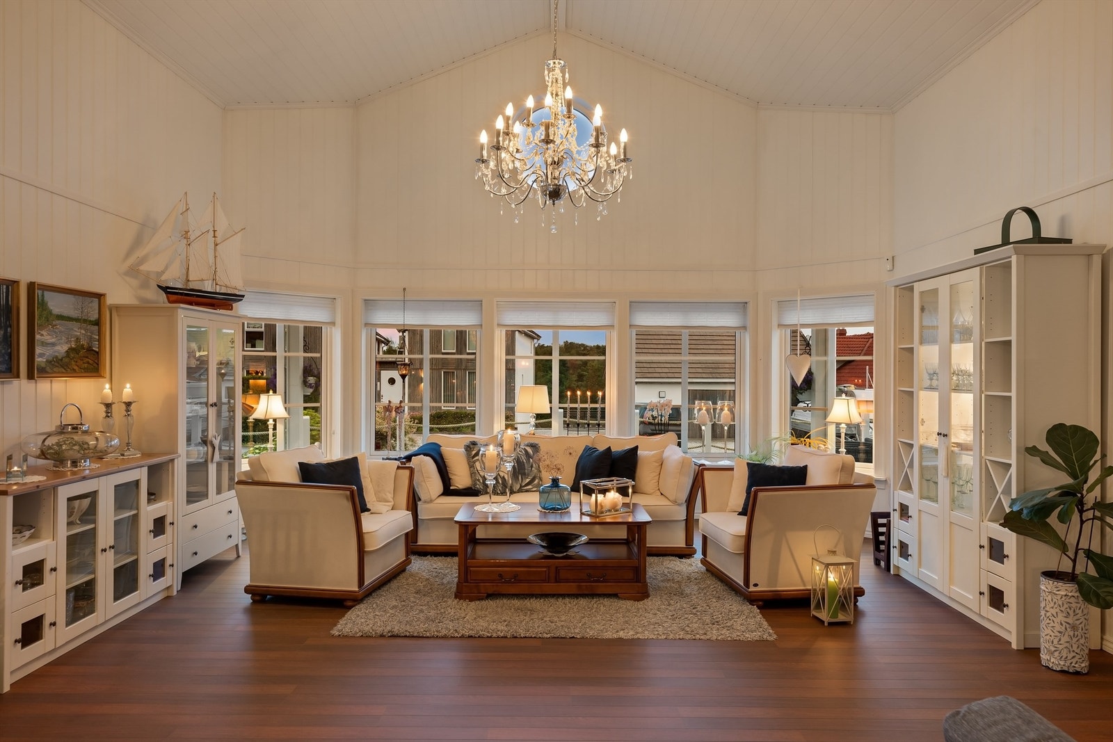 Alle innvendige overflater er fra byggeåret og gjennomgående velholdt. Gulvene er utført med slitesterk laminat og fliser. Galleribilde