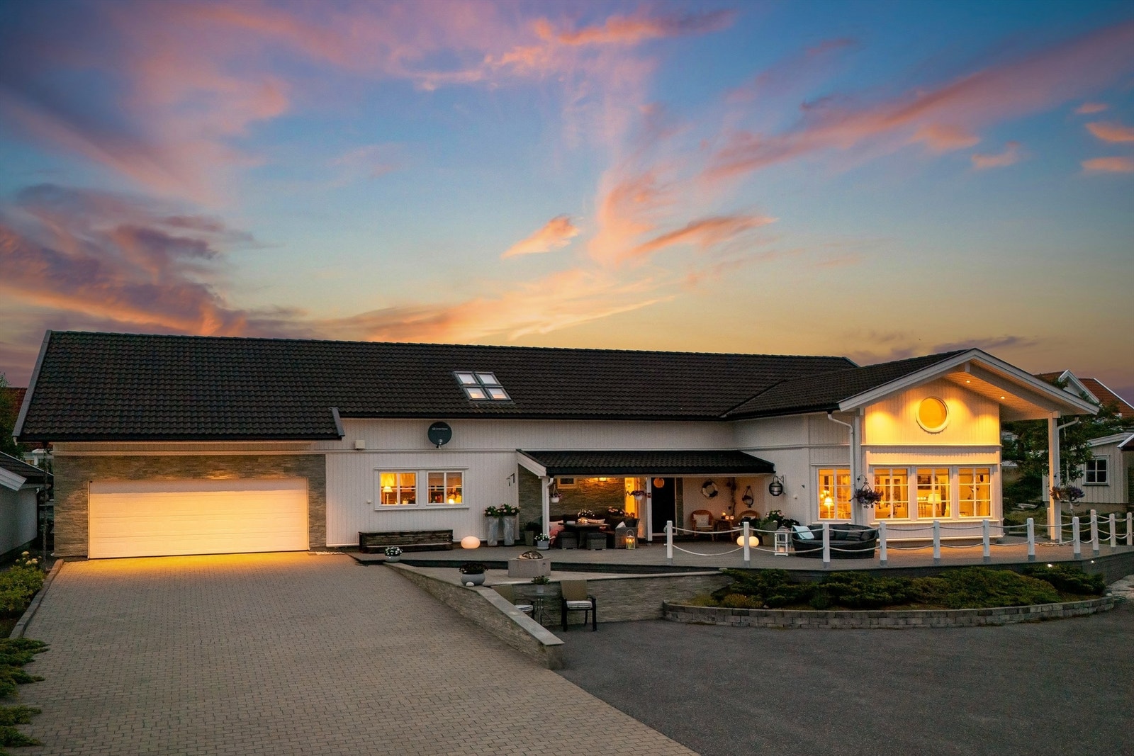 Tomten er i stor grad naturtomt og lite tidkrevende, ispedd vakre prydbusker og bed. Belegningsstein, skifer og asfaltert dekke i oppkjørsel gir et ryddig uttrykk. Galleribilde