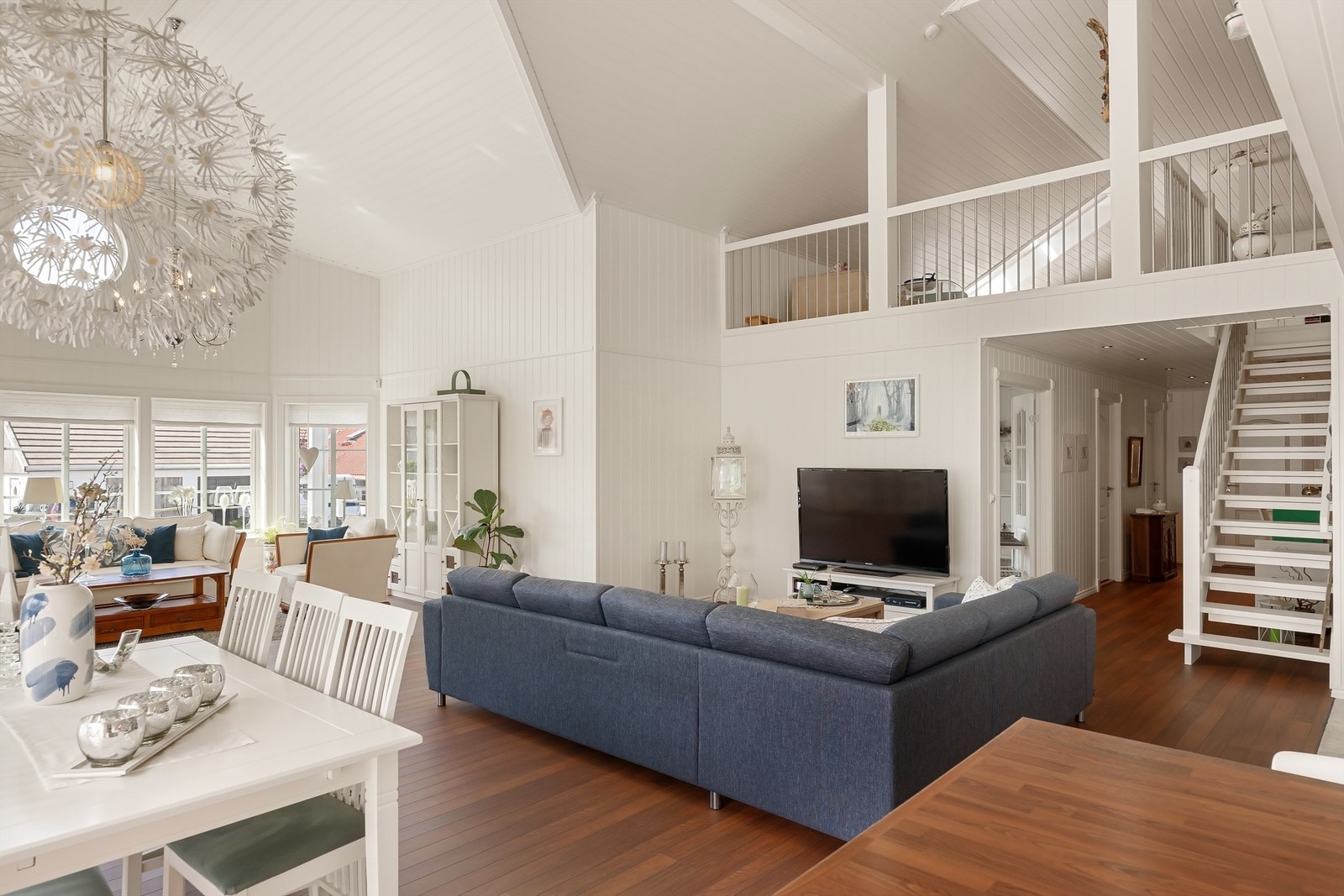 Soverommene og badene er samlet omkring gangen innenfor entreen, tilbaketrukket fra den sosiale sonen. Galleribilde