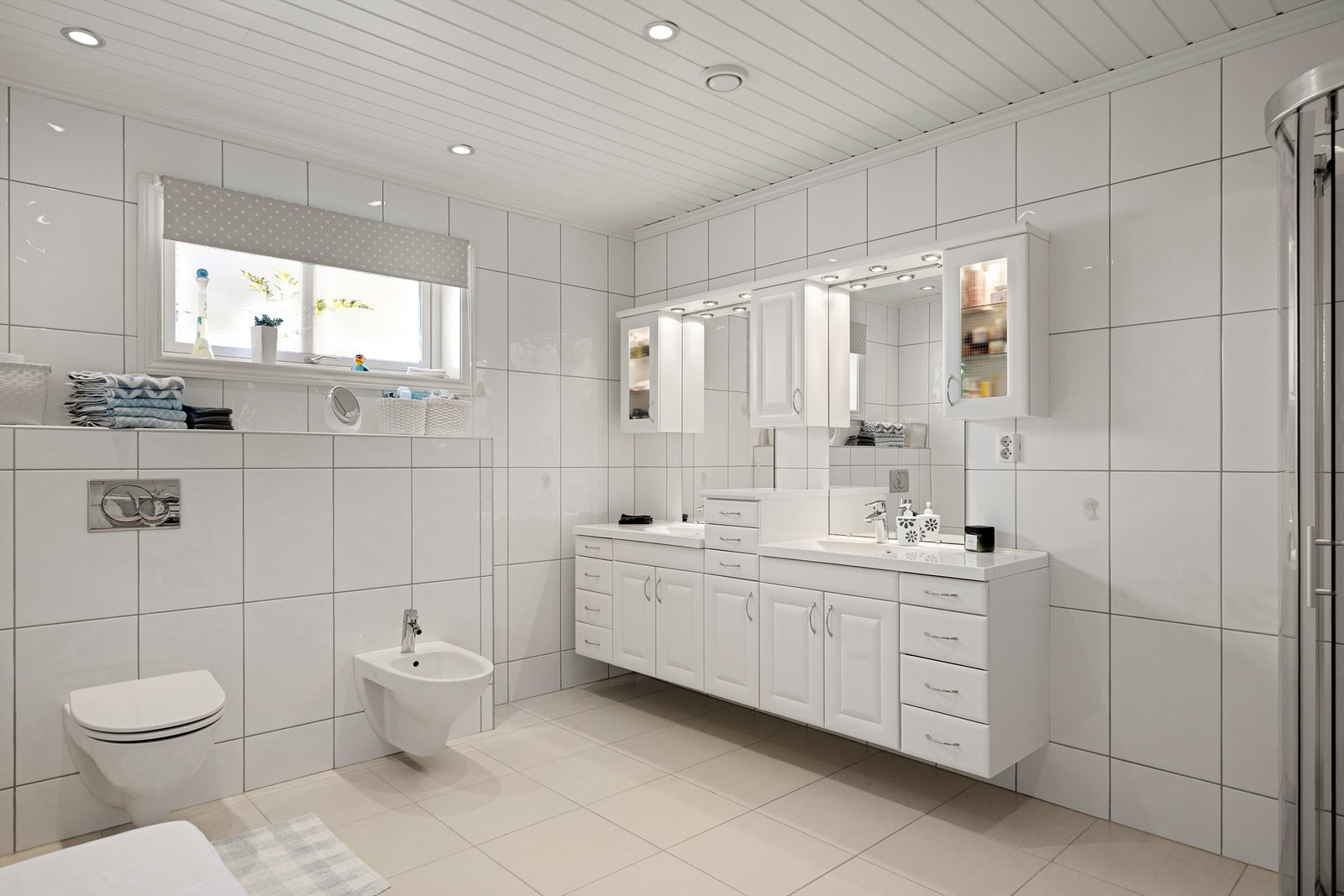 Hovedsoverommets bad er boligens største, velutstyrt og tilrettelagt for samtidig bruk av to personer. Galleribilde